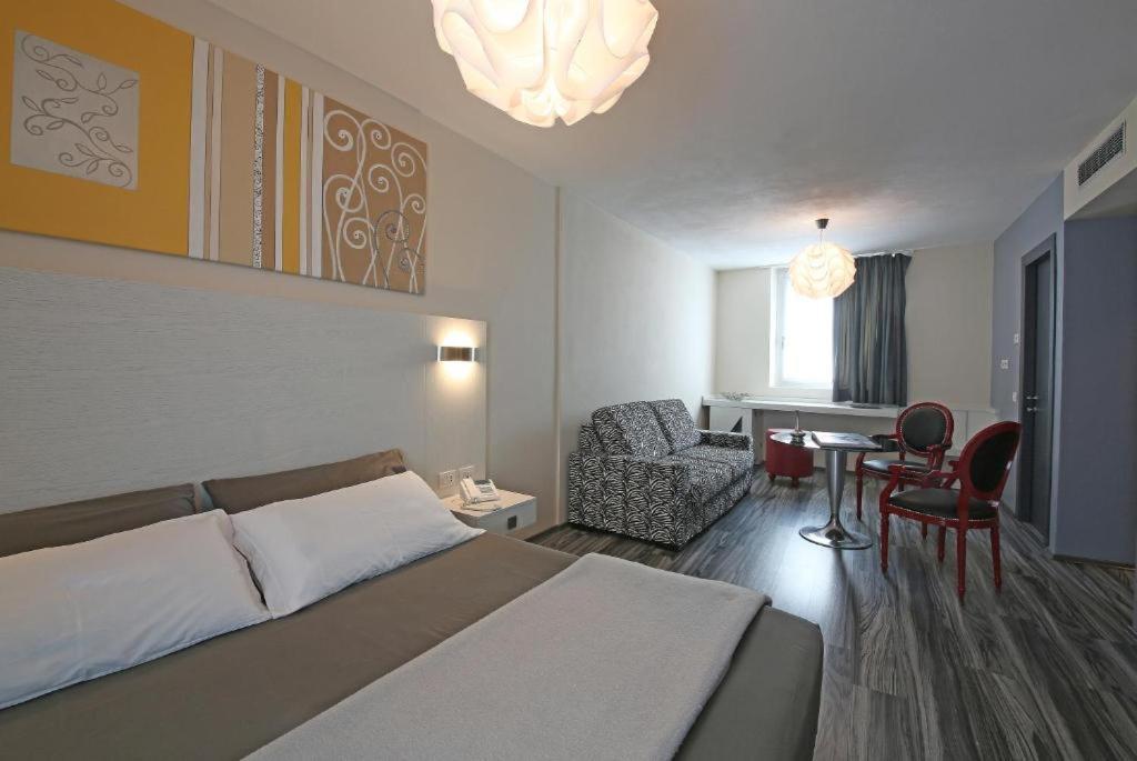 Happy Hotel Atelier Gardone Riviera Centro & Beach Exterior photo